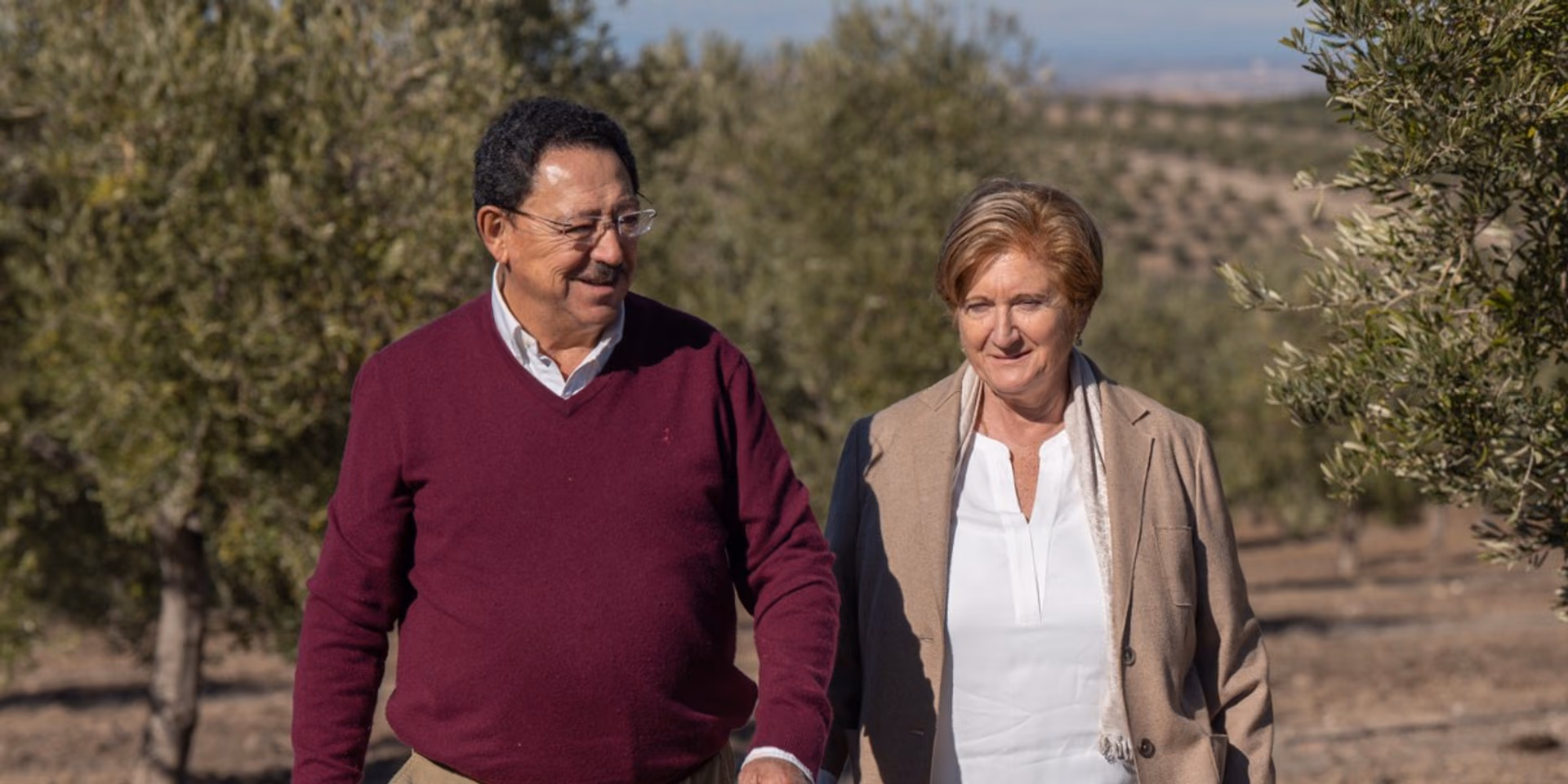 La familia de Al Alma del Olivo entre sus olivos
